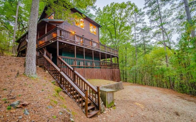 Ridgeview Retreat Seclude Cabin Includes Wifi, Cable, and Charcoal Grill by Redawning