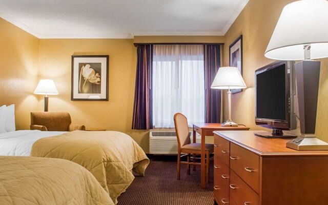 Clarion Hotel & Suites Riverfront