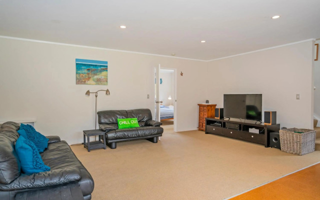 Kowhai Corner - Matarangi Holiday Home