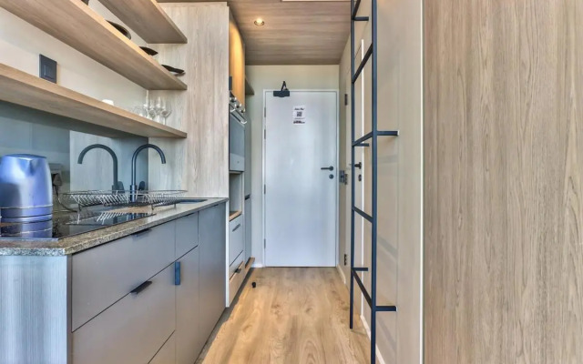 Upmarket East City Apartment w views