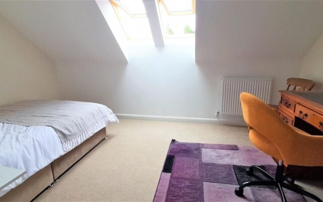 Modern 4 Bed House Sleeps 8 - Free Parking