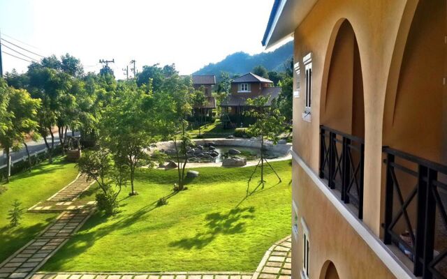 Palazzo Pavone Gallery & Resort