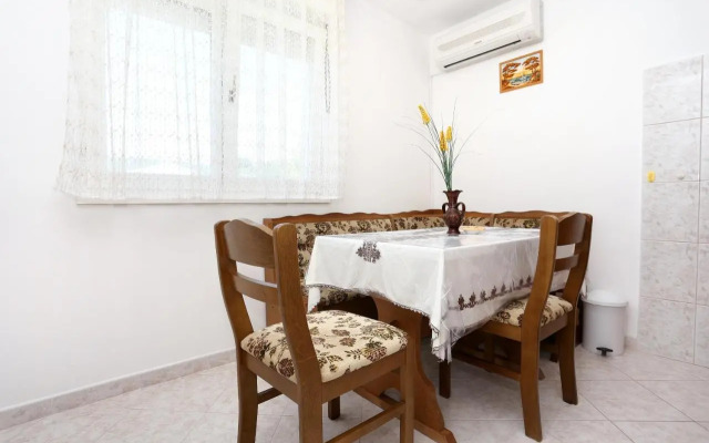 Apartments by the sea Vinisce, Trogir - 10241