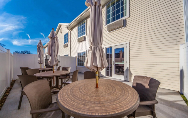 Cobblestone Inn & Suites - Holdrege