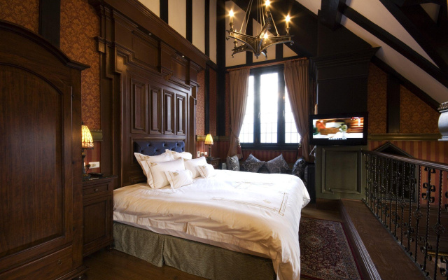 The Old England Manor