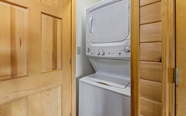 Cabin w/ Hot Tub, Theater & Games!