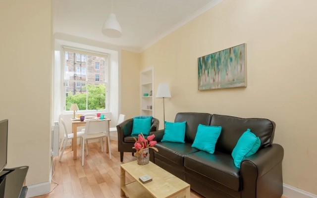 Cosy 1 Bedroom Flat With View of Union Canal