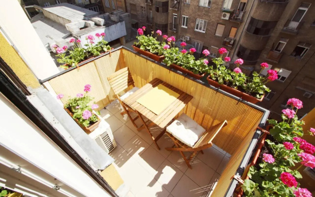 Sunny Studio with balcony in Party District