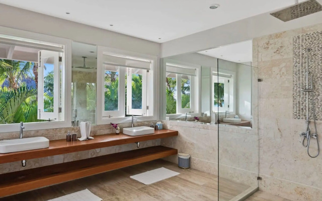 Oceanfront Golf Course Estate w Pool Guest House