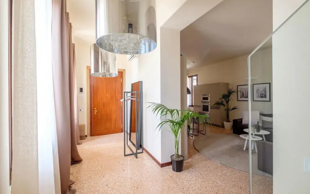 Venice Canal Palazzo Gracious and Modern 3 Bedroom Apartment