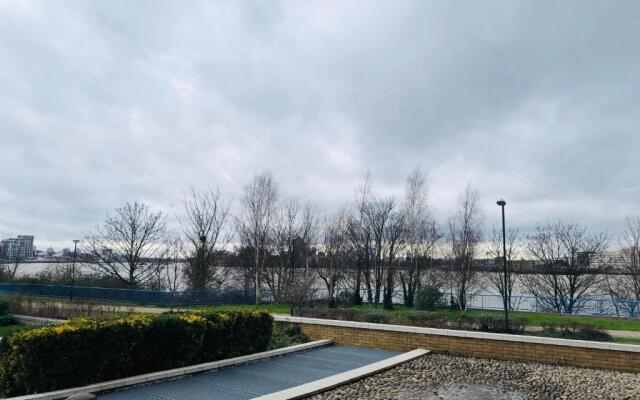 A Modern 2 Bed Luxury Apartment by River Thames