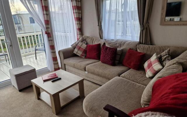 Mini lodge hot tub hols at Kingfisher Court