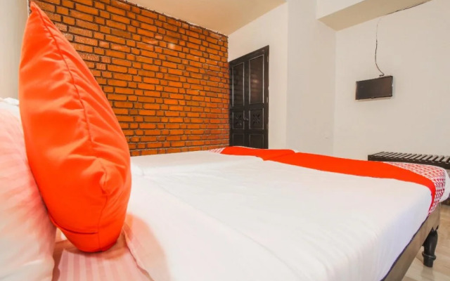 La Petite By OYO Rooms