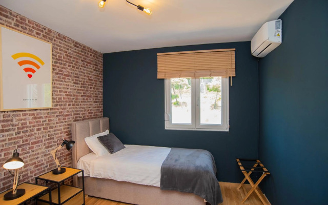 Stylish Two Bedroom Apartment at Ljubovic-Hill Park