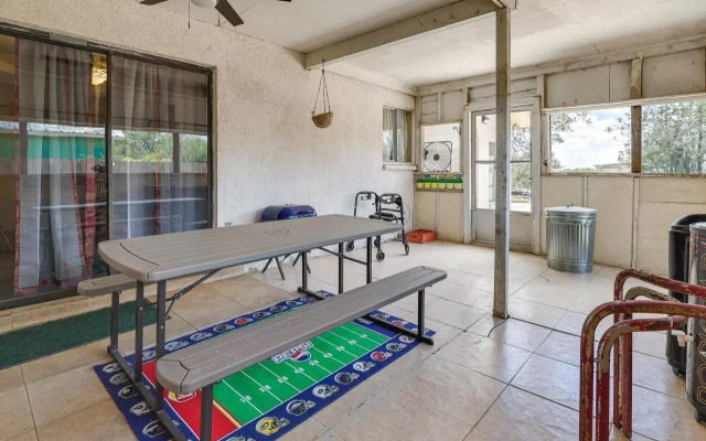 Screened Porch: Remote Harlingen House!