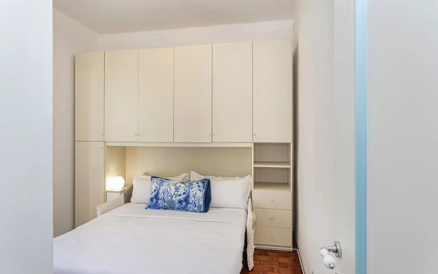 La Poetessa With Pool