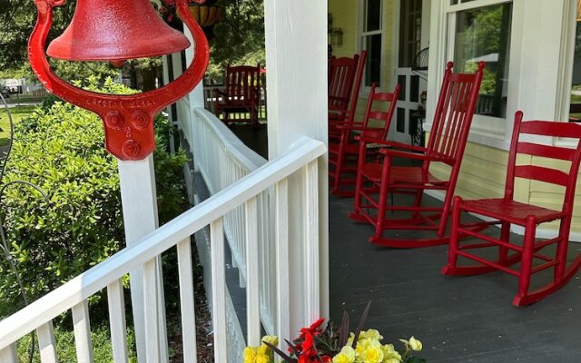Red Rocker Inn