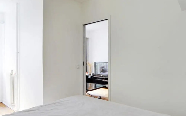 Modern Brunel Classic 1 Bed Apt With Balcony in Paris