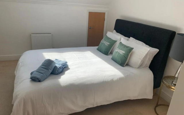 Addlestone - Large Stunning 2 bed room Apartment