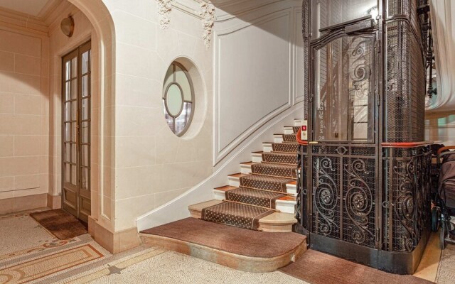 Beautiful Lavish Apartment for 6 in Paris VII by Guestready