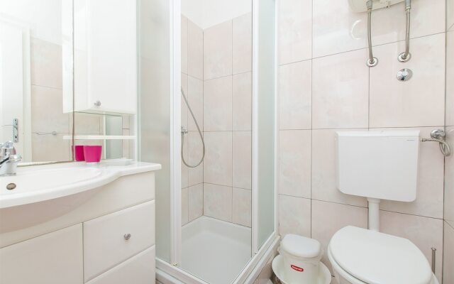 Apartments And Rooms Vojmir