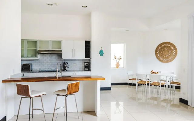 mVillas - Luxury 2Bed 2Bath Condo w Pool