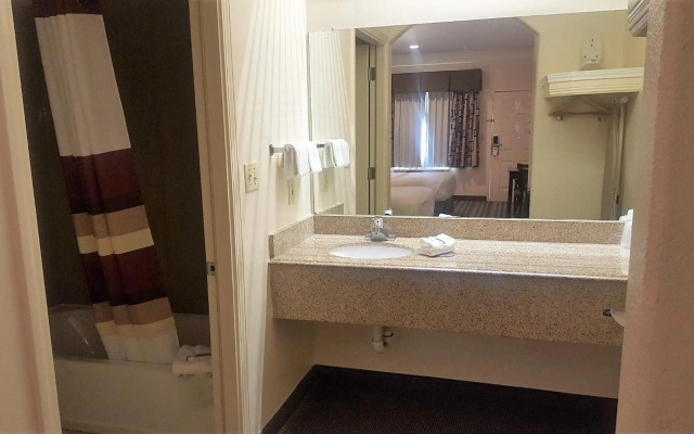 Red Roof Inn & Suites Houston - Humble/IAH Airport