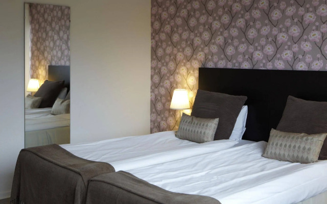 Riverside Hotel & Apartments