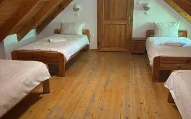 Hollóköves Vendégházak