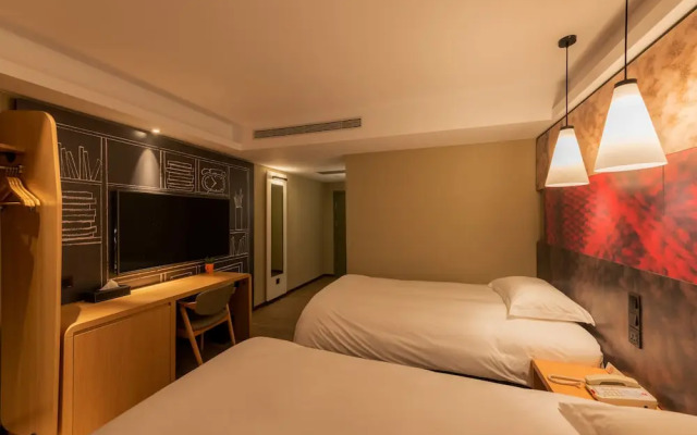 ibis Taipei Jianguo North Road Hotel