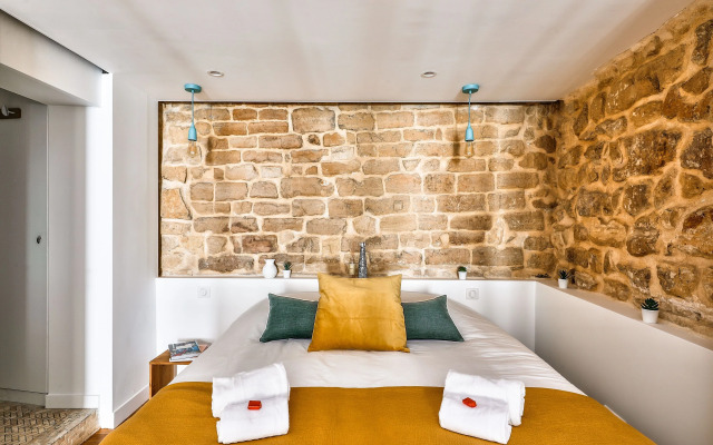 New Stunning 4 Bdrs Apt, With AC – Le Marais