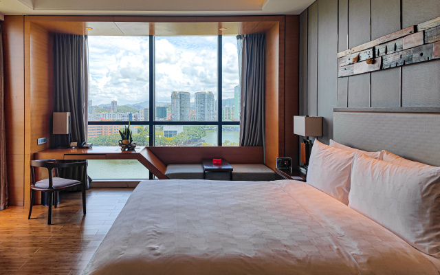 HUALUXE Hotels & Resorts Yangjiang City Center by IHG