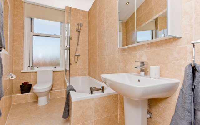 2 Bedroom Penthouse Apartment Sleeps 4