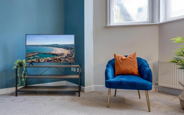 Luxury 2 Bed Garden Apartment With Parking