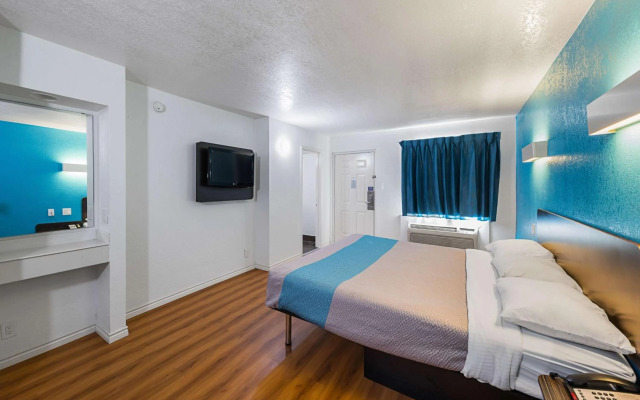 Motel 6 Grand Prairie, TX - Interstate 30