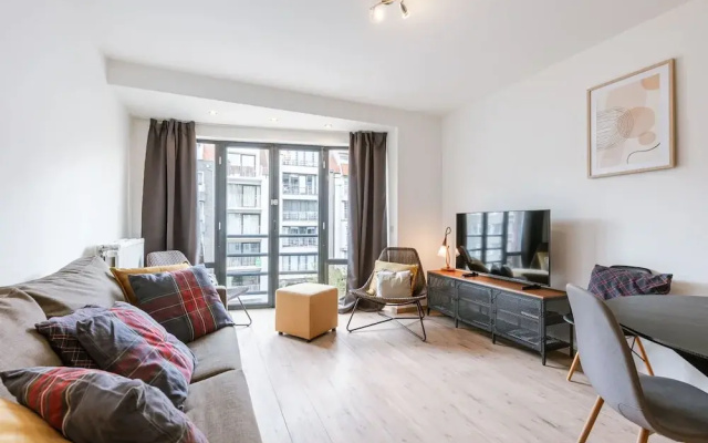 Huswell - Bright Stylish Apartment With Balcony