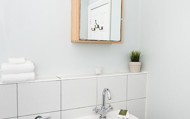 Cosy 2BR Family Home in Battersea