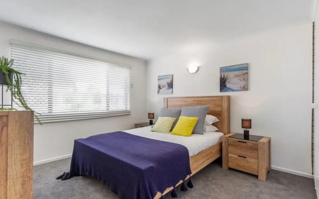 Cosy 2-bedroom Seaside Unit Steps From Beach