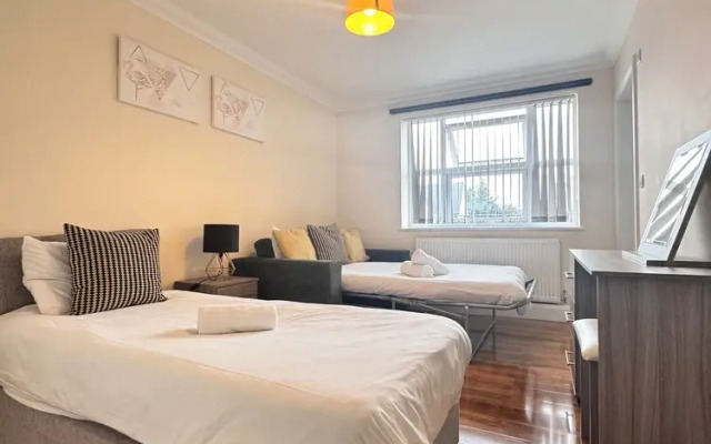 Heathrow Stay 5 Mins to the Terminals