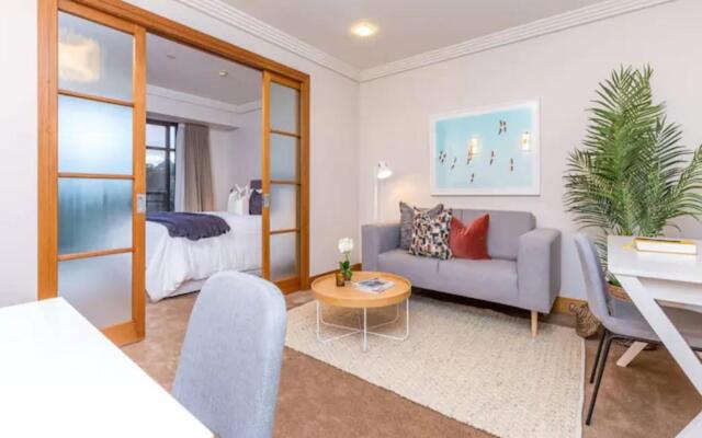 Stylish Central City Apartment with  Pool and Gym