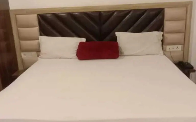 Hotel The Royal Crown