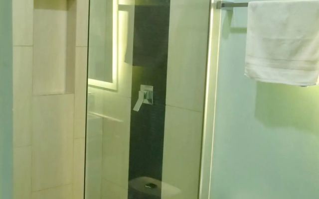 Palmarena Rooms and Residences - Long Stay Comfort with Parking, Sauna, Gym and Pool (Steps from 5th Avenue)