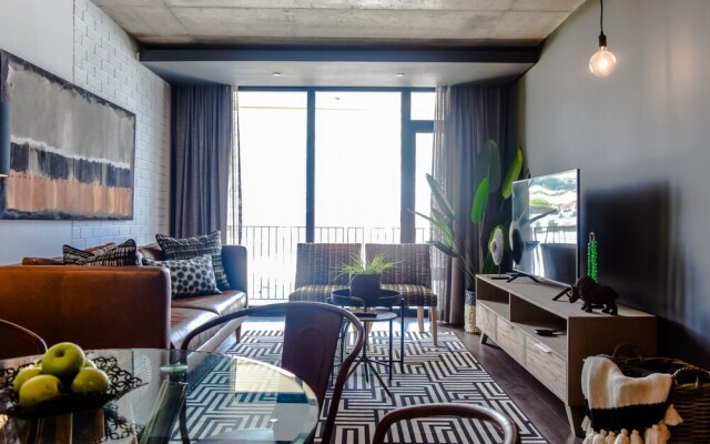 Modern Top Floor Flat With Mountain Views