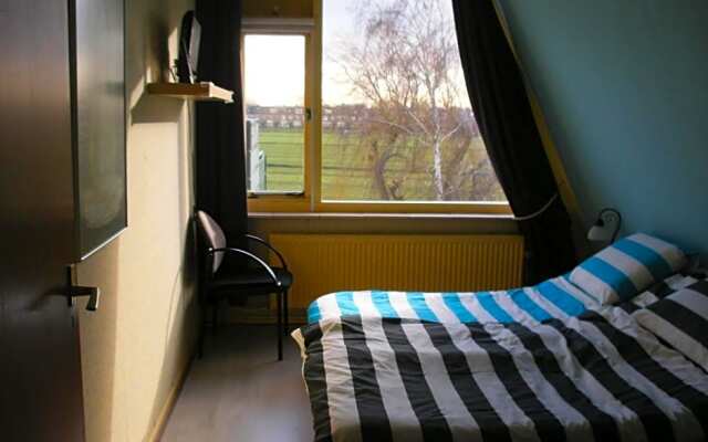 B&B Room at canal, Edam likes Amsterdam