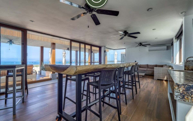 Oceanview 2 BR Condo - Luxury - Rooftop Pool