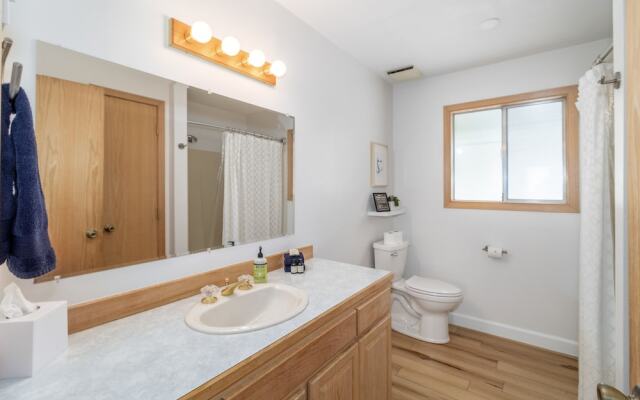 Rhodie House 3 Bedroom Home by NW Comfy Cabins by RedAwning