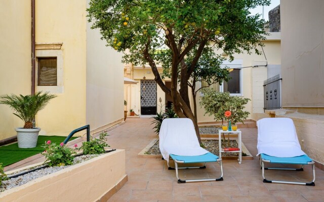 Heart of Old Town Cozy Home - Yard & Parking