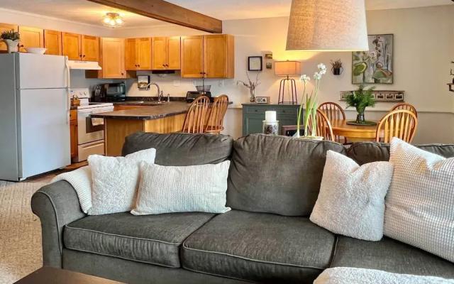 Glen Condo w/ Mountain Views: Walk to Story Land