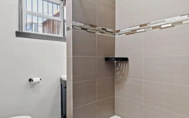 Charming DC Rowhouse Condo - Ideal Long-term Stay