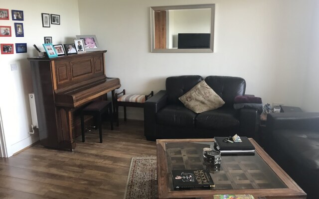 Lovely Spacious 2 Bedroom Family Flat
